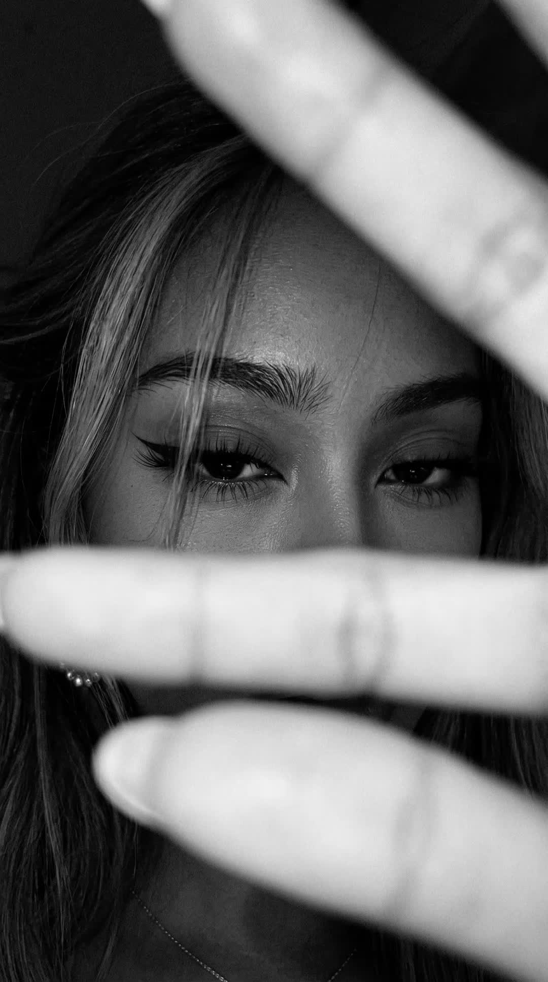 Finger Frame Gaze