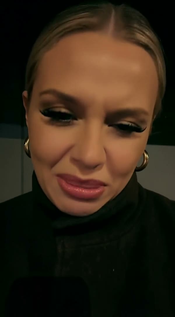 Mic Close-up Sing